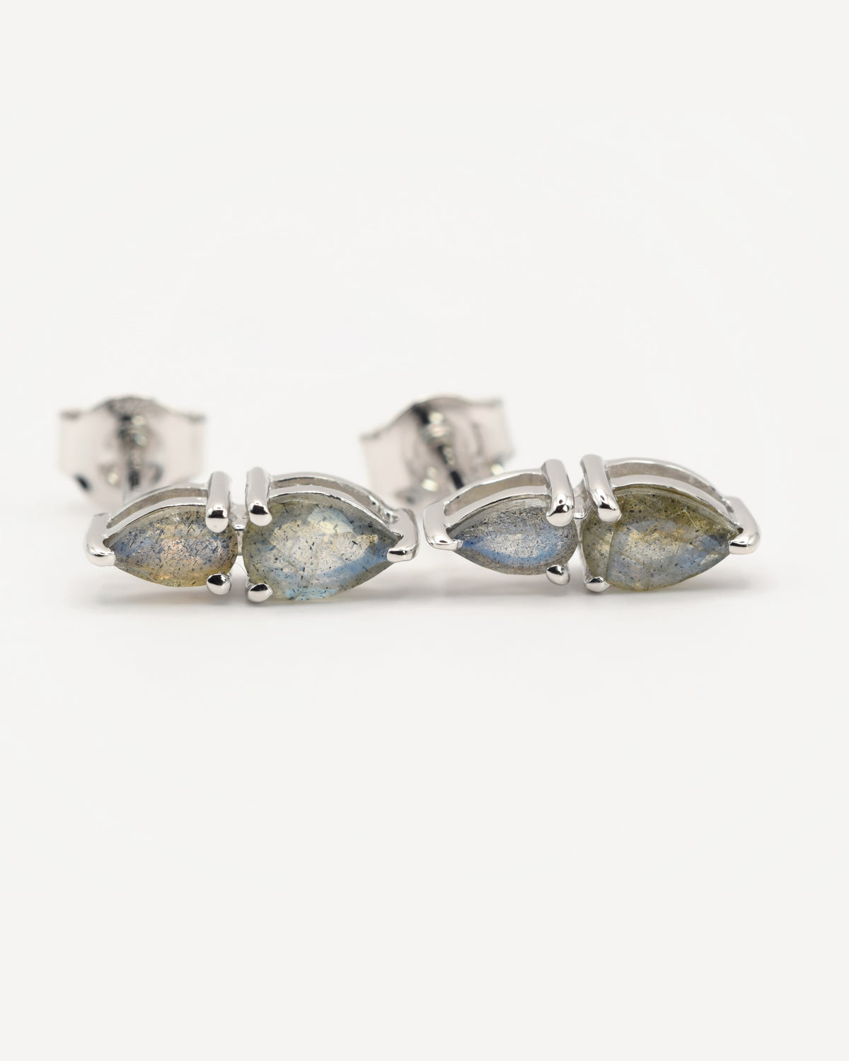 Sirena Ohrstecker aus 925 Sterlingsilber mit Labradorit, Tropfen 3 x 5 mm und Marquise 4 x 6 mm, Frontansicht