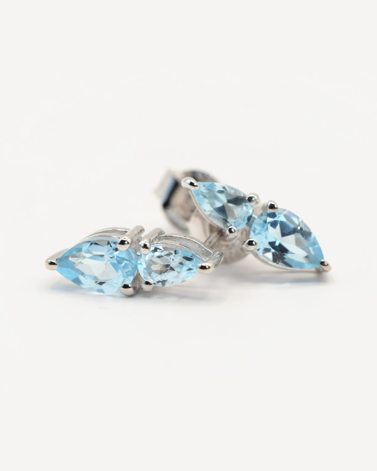 Sirena Ohrstecker aus 925 Sterlingsilber mit Sky Blue Topas, Tropfen 3 x 5 mm und Marquise 4 x 6 mm, Schrägansicht