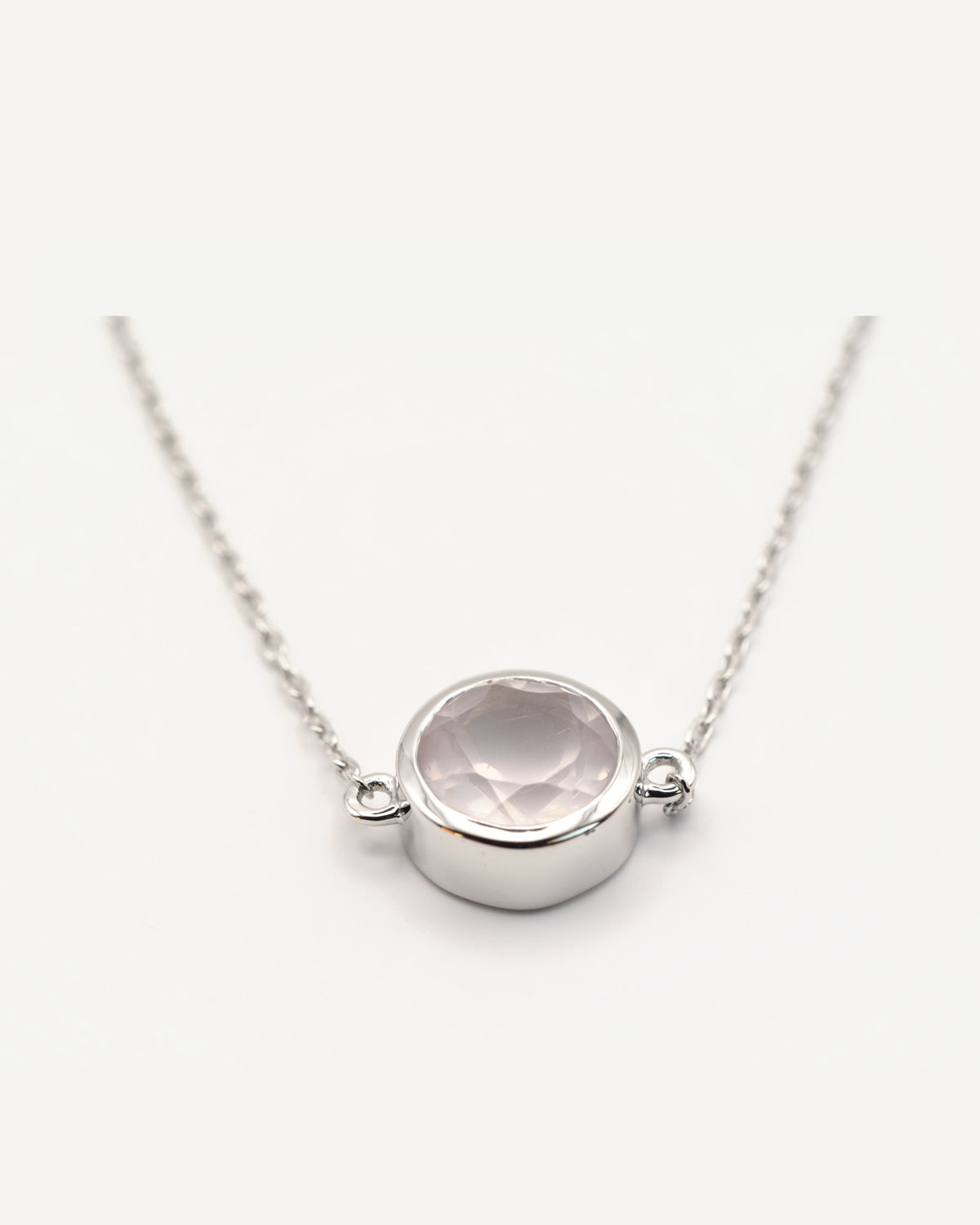 Solis Armband aus 925 Sterlingsilber mit Rosenquarz, rund 8 mm in Zargenfassung, Nahaufnahme des Steins