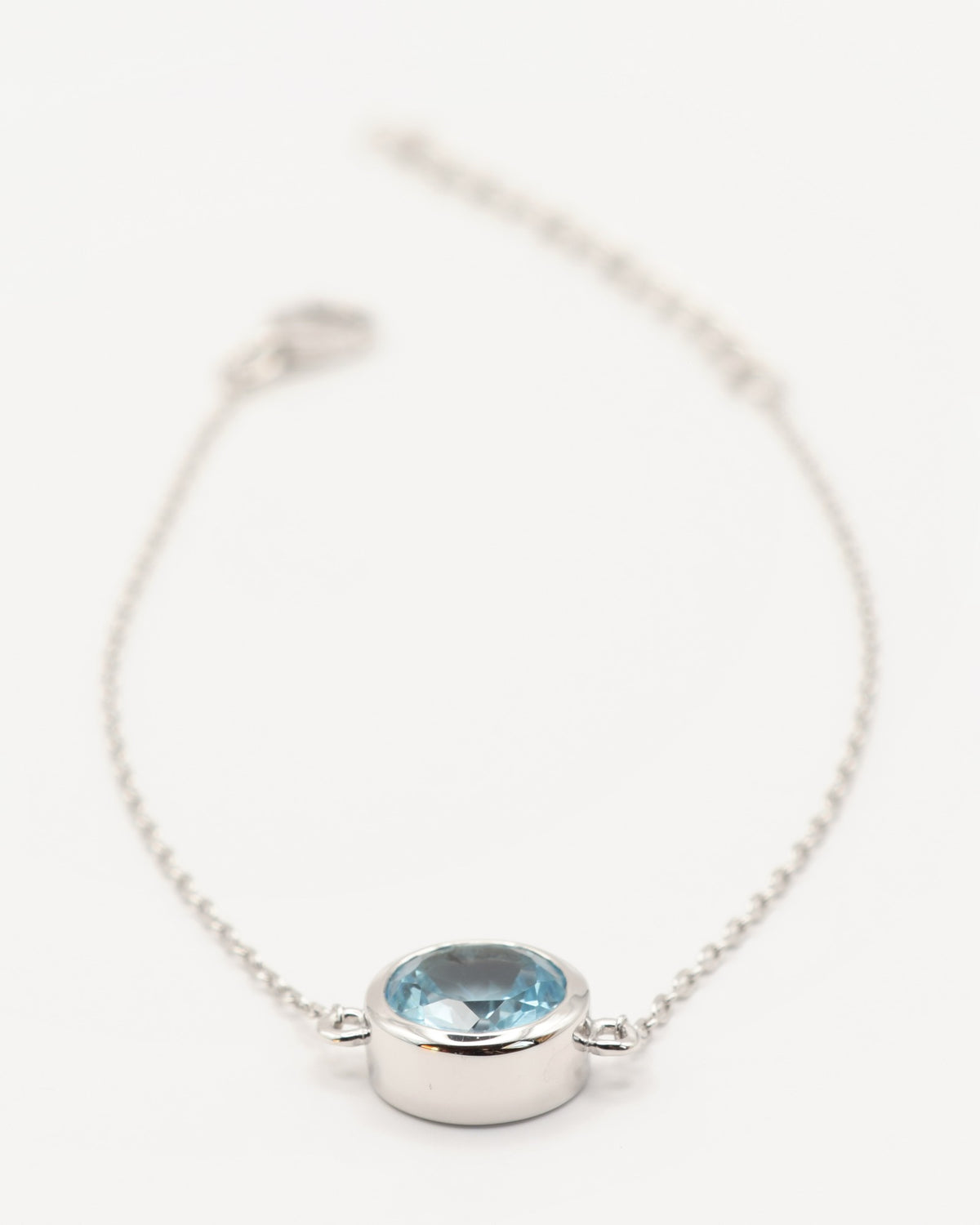 Solis Armband aus 925 Sterlingsilber mit Sky Blue Topas, rund 8 mm in Zargenfassung, Gesamtansicht samt Verschluss