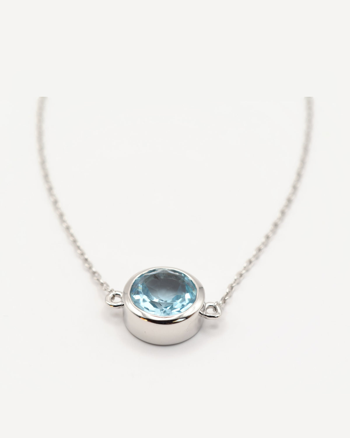 Solis Armband aus 925 Sterlingsilber mit Sky Blue Topas, rund 8 mm in Zargenfassung, Nahaufnahme des Steins