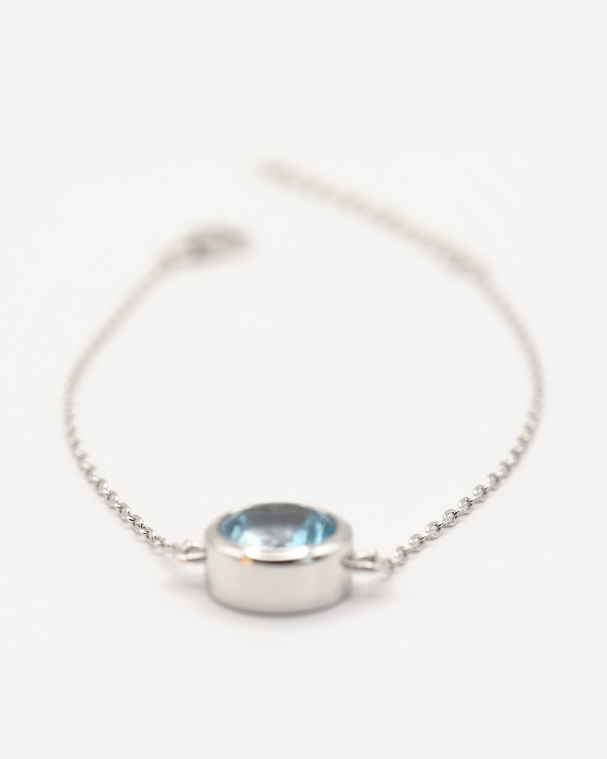 Solis Armband aus 925 Sterlingsilber mit Sky Blue Topas, rund 8 mm in Zargenfassung, zweite Nahaufnahme des Steins