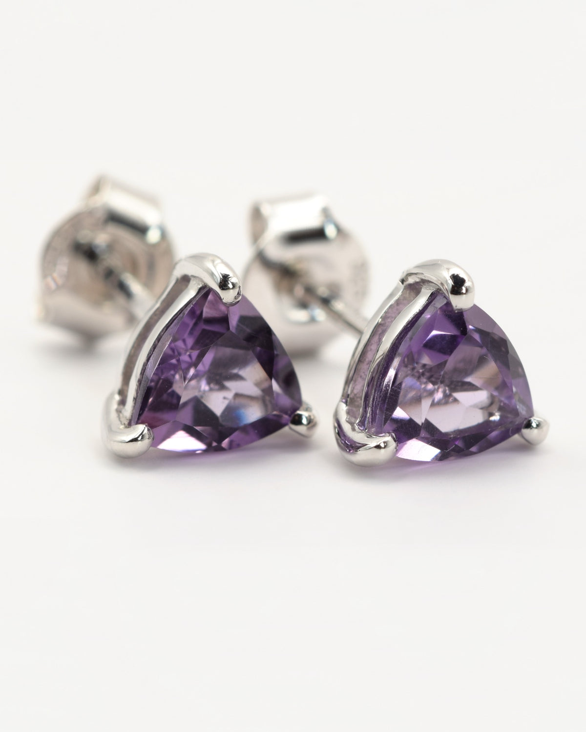 Vela Ohrstecker aus 925 Sterlingsilber mit Amethyst, Trillion 6 mm, Schrägansicht