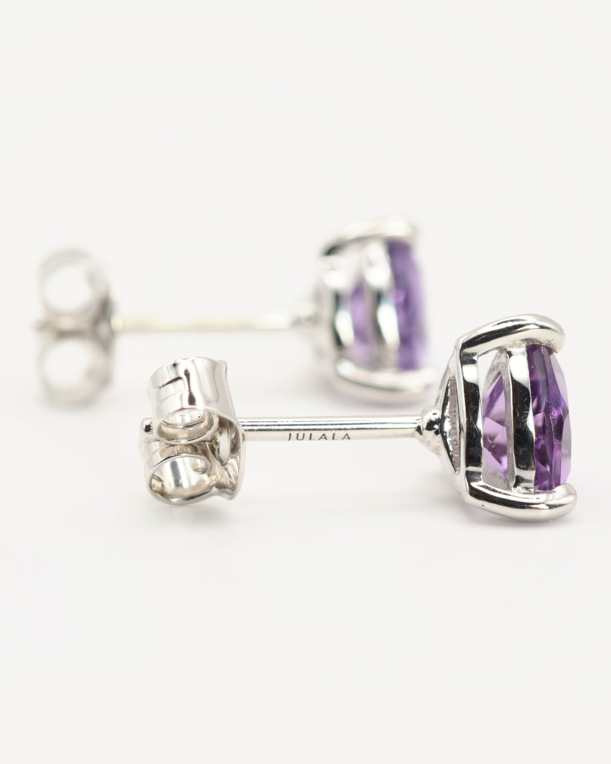 Vela Ohrstecker aus 925 Sterlingsilber mit Amethyst, Trillion 6 mm, Seitenansicht