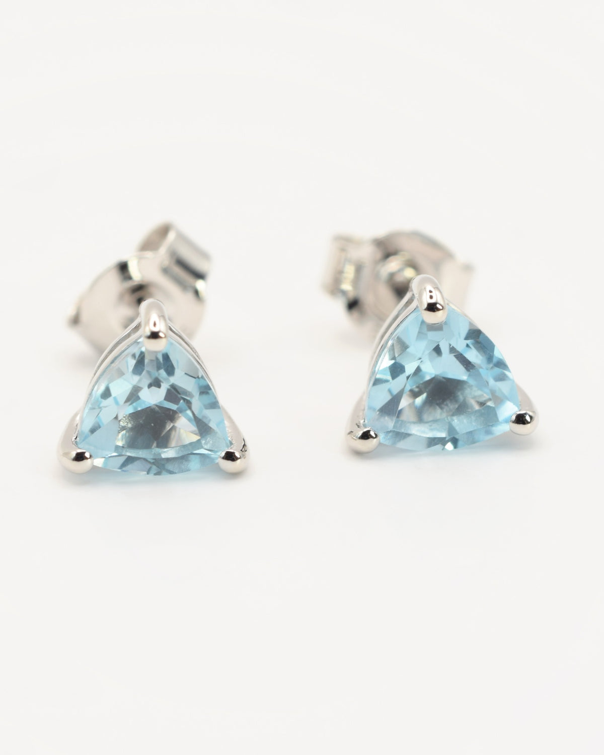 Vela Ohrstecker aus 925 Sterlingsilber mit Sky Blue Topas, Trillion 6 mm, Frontansicht