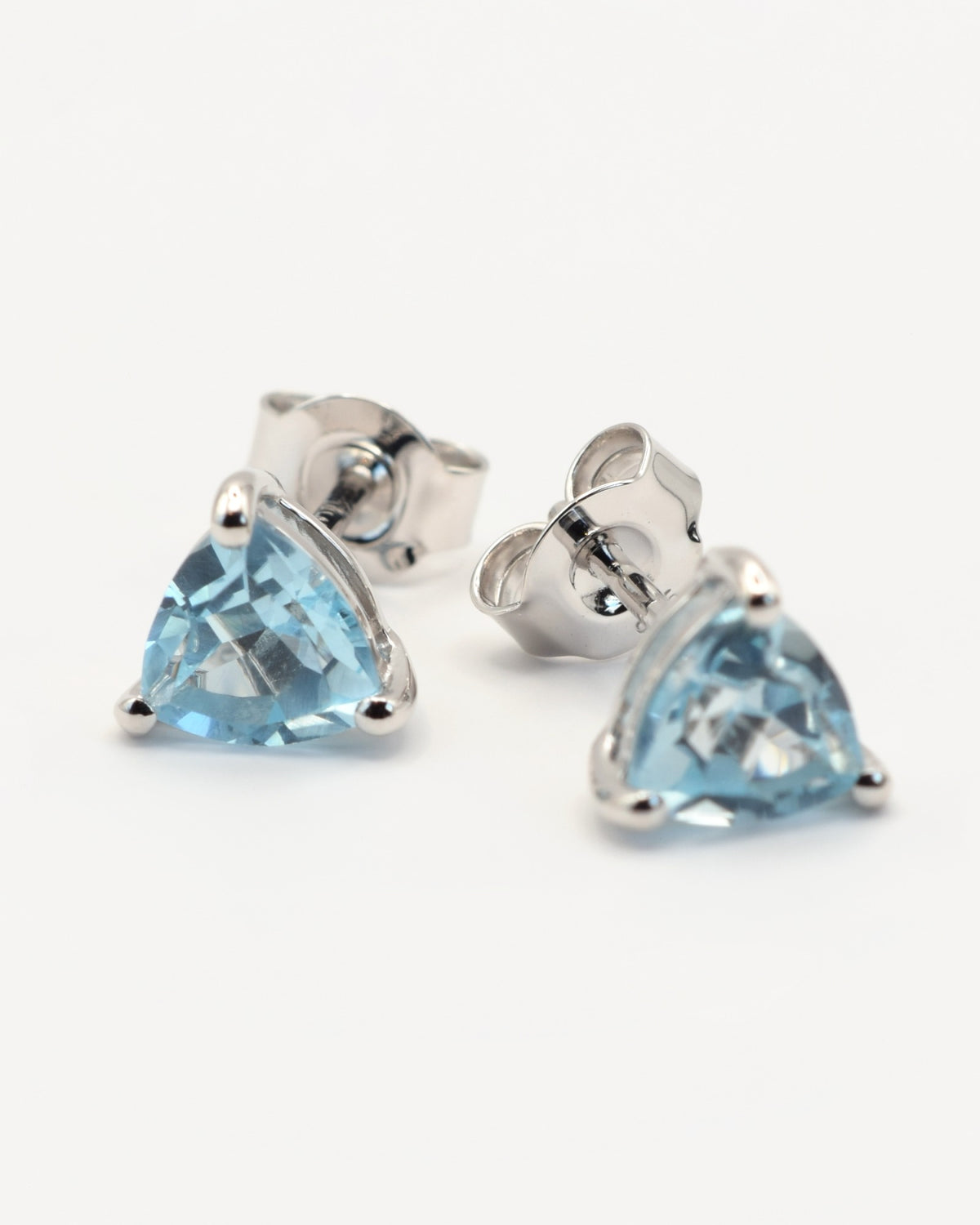 Vela Ohrstecker aus 925 Sterlingsilber mit Sky Blue Topas, Trillion 6 mm, Schrägansicht