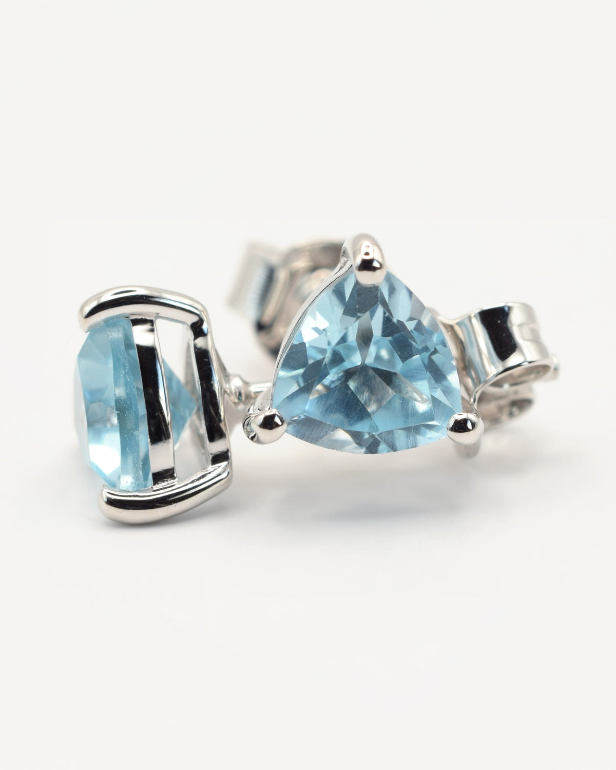 Vela Ohrstecker aus 925 Sterlingsilber mit Sky Blue Topas, Trillion 6 mm, Seitenansicht