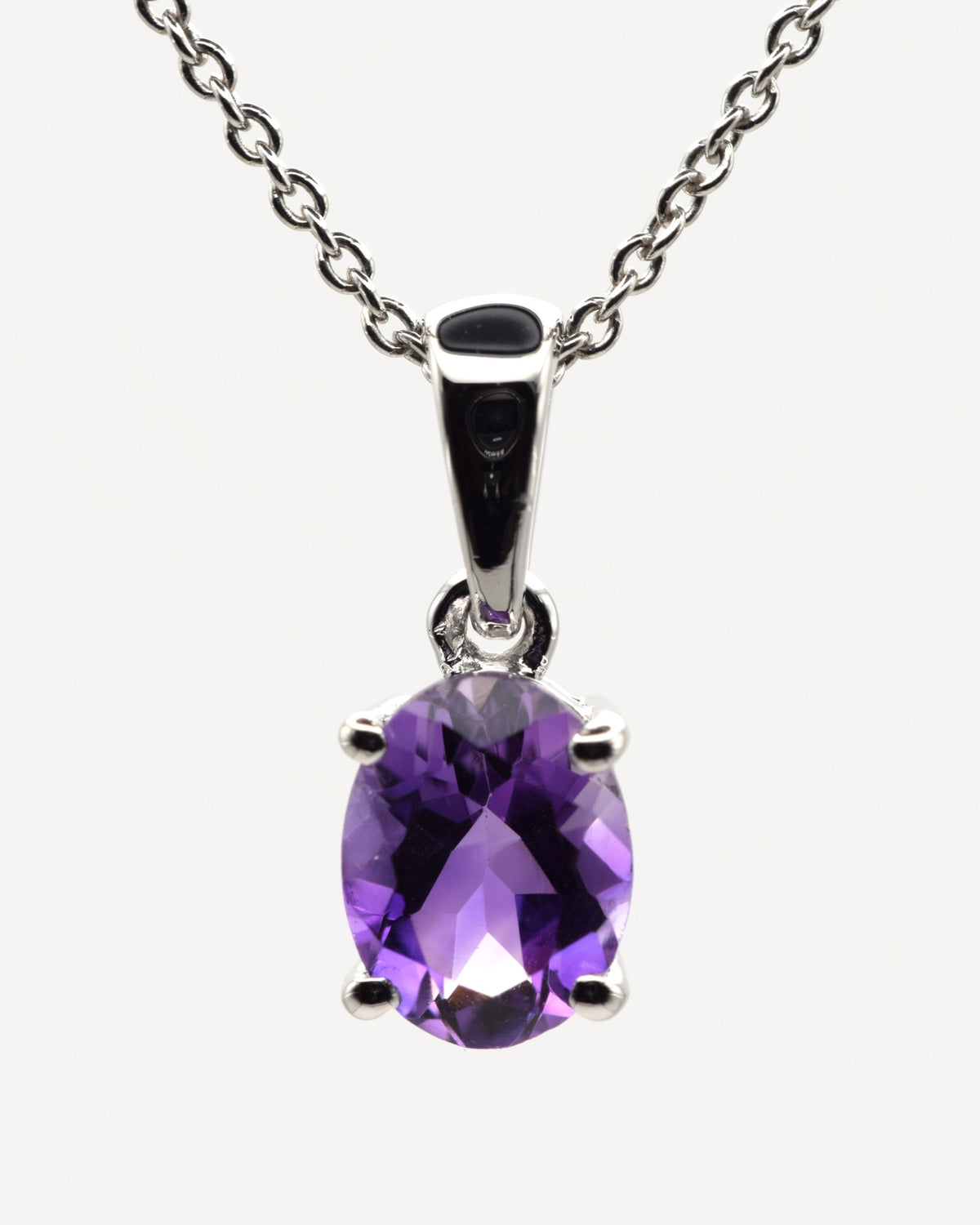 Verde Halskette aus 925 Sterlingsilber mit Amethyst, oval 6 x 8 mm, Nahaufnahme des Anhängers