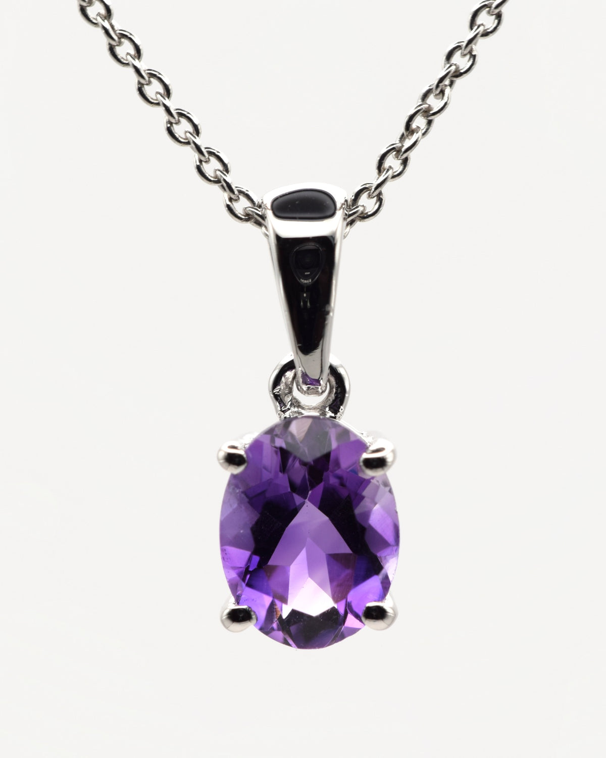 Verde Halskette aus 925 Sterlingsilber mit Amethyst, oval 6 x 8 mm, zweite Nahaufnahme des Anhängers