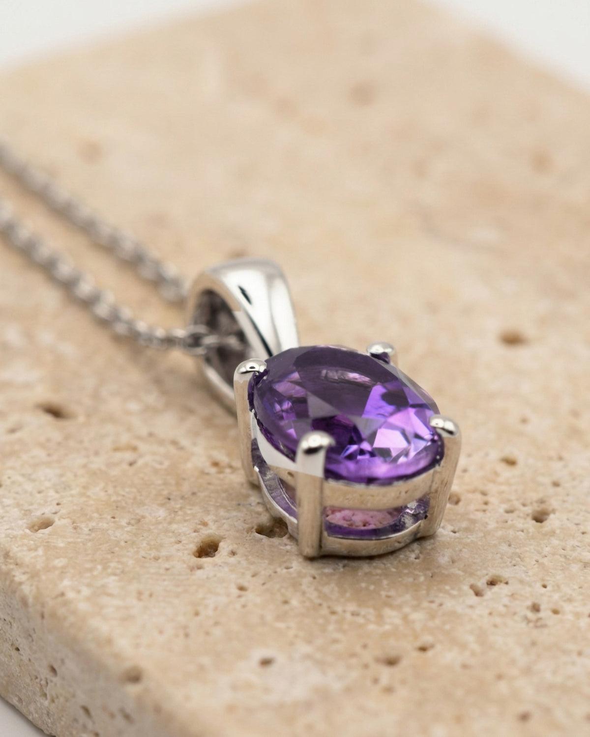 Verde Halskette aus 925 Sterlingsilber mit Amethyst, oval 6 x 8 mm, auf Travertin