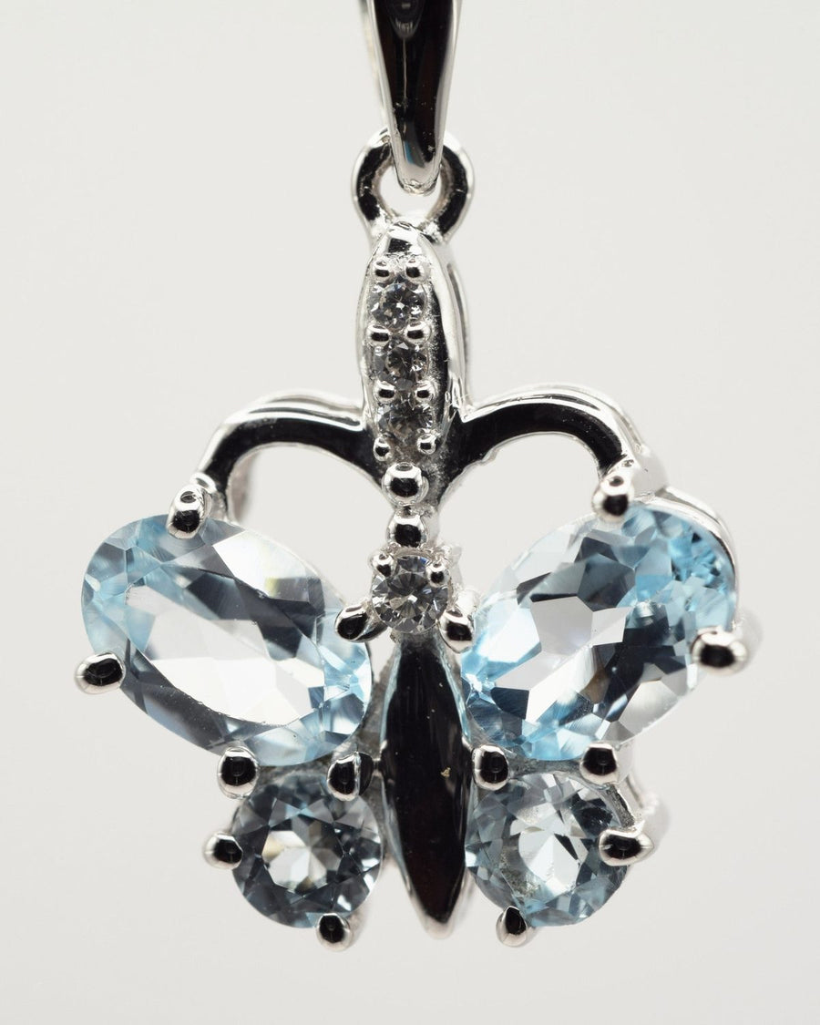 Papillon Halskette mit Sky Blue Topas, Nahaufnahme der Fassung