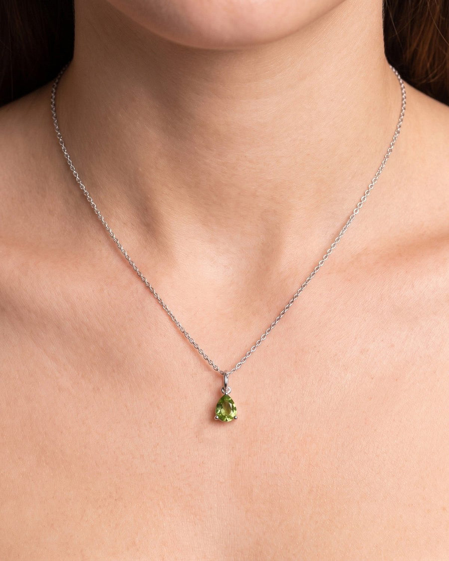 Goutte Halskette mit Peridot im Tropfenschliff, getragen