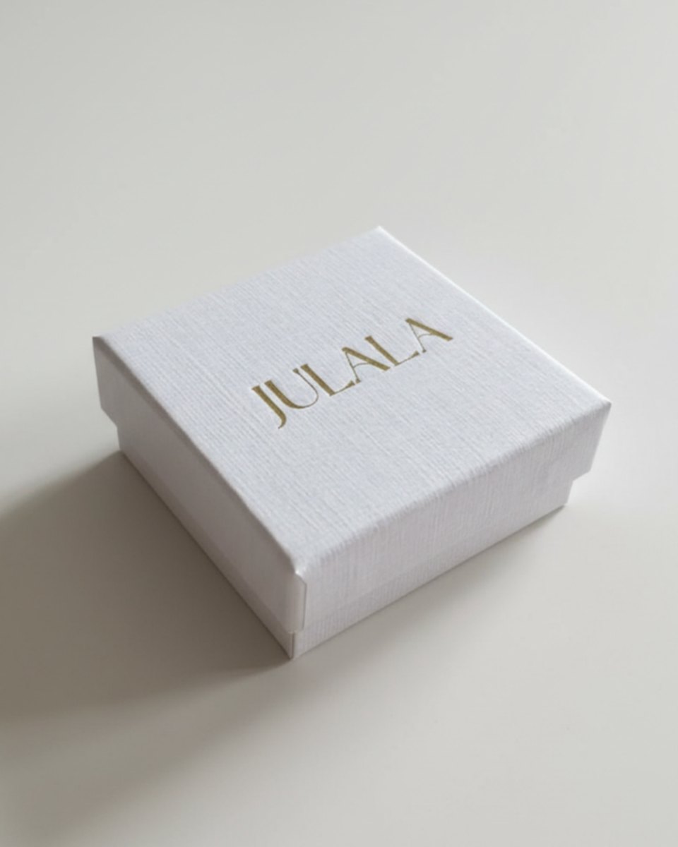 JULALA Schmuckbox, weiß mit goldenem Schriftzug: jedes Stück kommt geschenkfertig darin