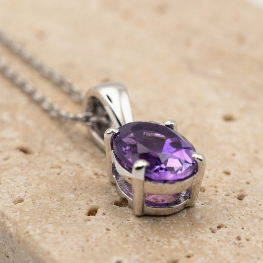 Verde Halskette mit Amethyst im Ovalschliff, 925er Sterlingsilber, auf Travertin